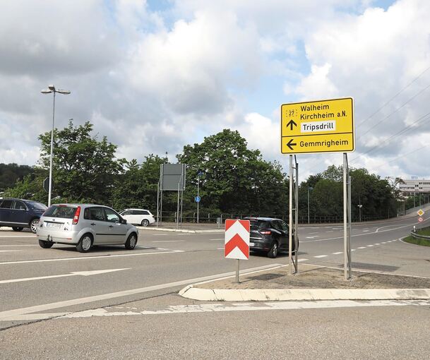 Im Sommer soll die Sanierung der Enzbrücke zwischen Besigheim und Walheim beginnen (oberes Foto). Danach könnte der Bau des Kreisverkehrs am Gemmrigheimer Ortsausgang Richtung Kirchheim starten. Archivfotos: Holm Wolschendorf/Ramona Theiss