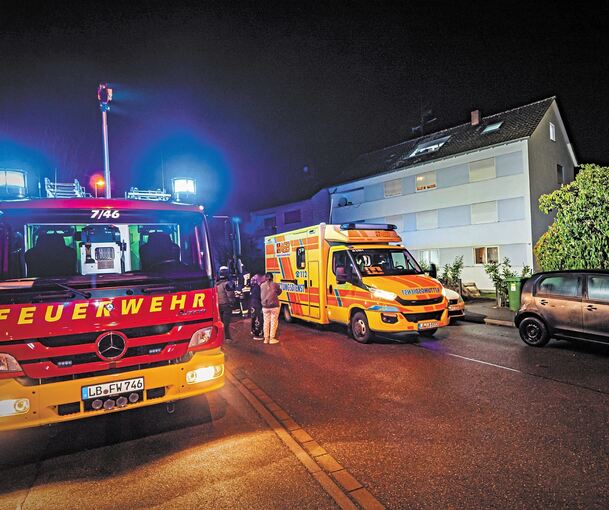 Insgesamt 13 Feuerwehr- und Rettungsfahrzeuge waren am Dienstagabend in der Weststadt im Einsatz. Vier Bewohner des Hauses wurden verletzt.Fotos: 7aktuell