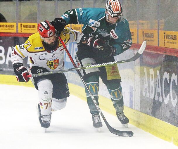 Nur schwer zu stoppen: Kaufbeurens Sami Blomqvist (links), hier im Duell mit Bietigheims Benjamin Zientek, trifft erneut auf seinen Lieblingsgegner.Foto: Baumann