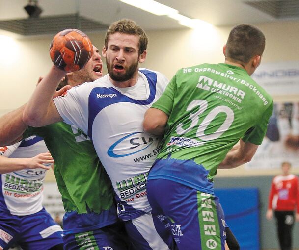 In der Mangel: Kornwestheims Christian Wahl (Mitte). Foto: Baumann