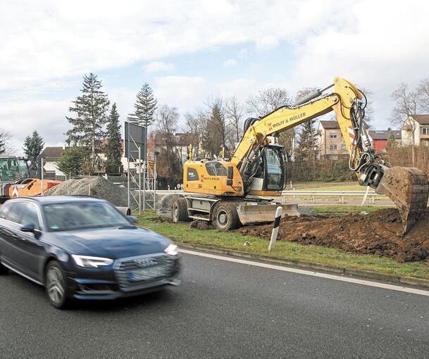 Vor Monaten sind Bagger unter der Gumpenbachbrücke angerückt, seit vergangener Woche auch von der B 27 aus zu sehen. Foto: Benjamin Stollenberg