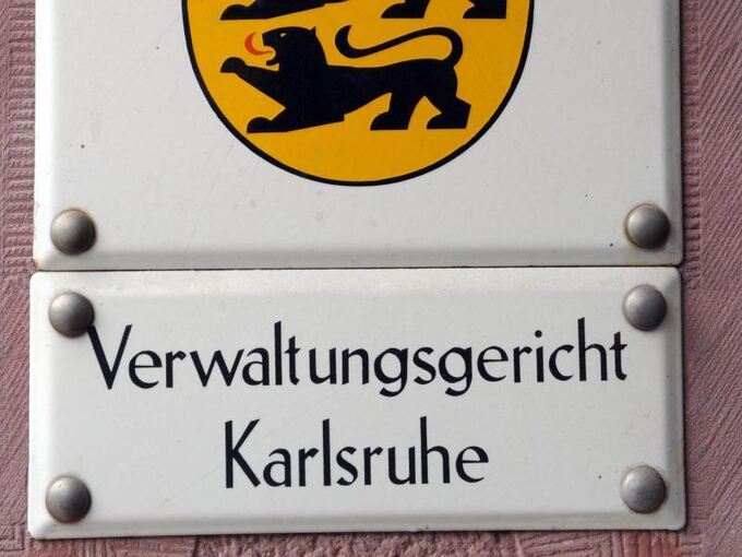 Ein Schild verweist auf das Verwaltungsgericht Karlsruhe