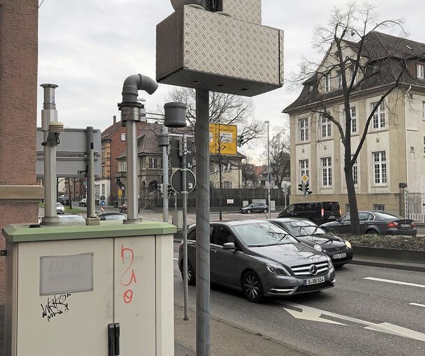 Geballte Messung an der Friedrichstraße: links die zentrale Messstation des Landes rechts oben eine der Testboxen der Firma Bosch. Foto: map