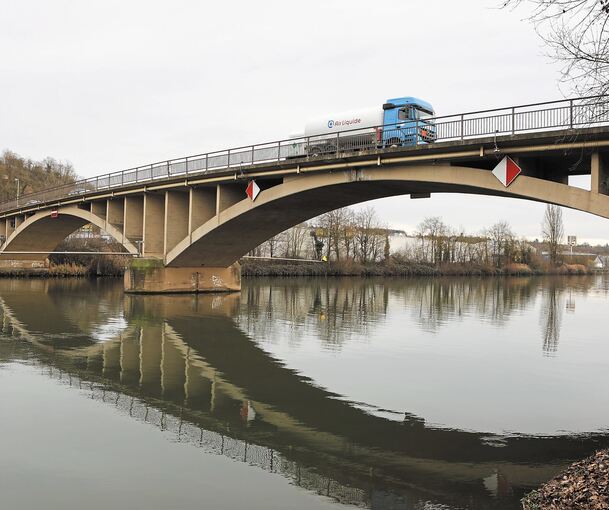 Die Hochberger Brücke über den Neckar stammt aus den Nachkriegsjahren und soll neu gebaut werden. Das erfuhr OB Dirk Schönberger am Rande des Neujahrsempfangs. Foto: Ramona Theiss