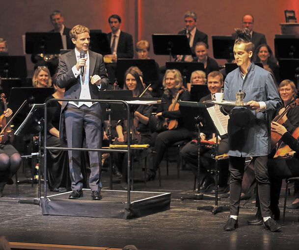 Mal virtuos, dann wieder ulkig: Solist Gabor Vosteen (rechts) sorgt für Lacher, aber auch für feine Klänge im Konzert, das Dirigent Hermann Dukek (links) gewohnt launig moderiert.Foto: Ramona Theiss