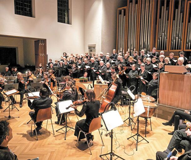 Ernteten viel Beifall: Chor und Orchester beim Konzert.Foto: B. Stollenberg