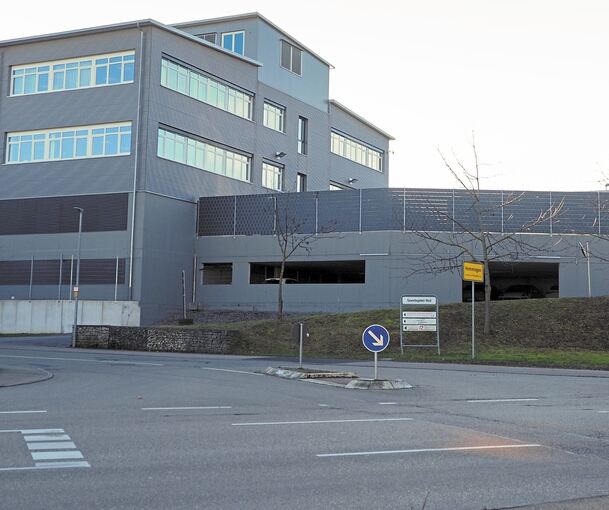 Hinter dem grauen Sichtschutz im ersten Obergeschoss parken Fahrzeuge – noch. Foto: Holm Wolschendorf