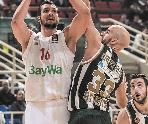 Paul Zipser (links) absolviert mit den Bayern drei Spiele in fünf Tagen. Zum Auftakt hat er gegen Nick Calathes und Panathinaikos Athen einen schweren Stand. Foto: Angelos Tzortzinis/dpa