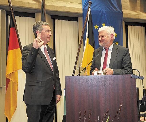 Regierungspräsident Wolfgang Reimer nimmt Dietmar Allgaier den Amtseid ab (oberes Bild). Steffen Bühler (unten links) gratuliert Allgaier, er habe mit seiner Wahl „alles richtig gemacht“. Glückwünsche überbrachte auch Günther Oettinger an Allgaier mi