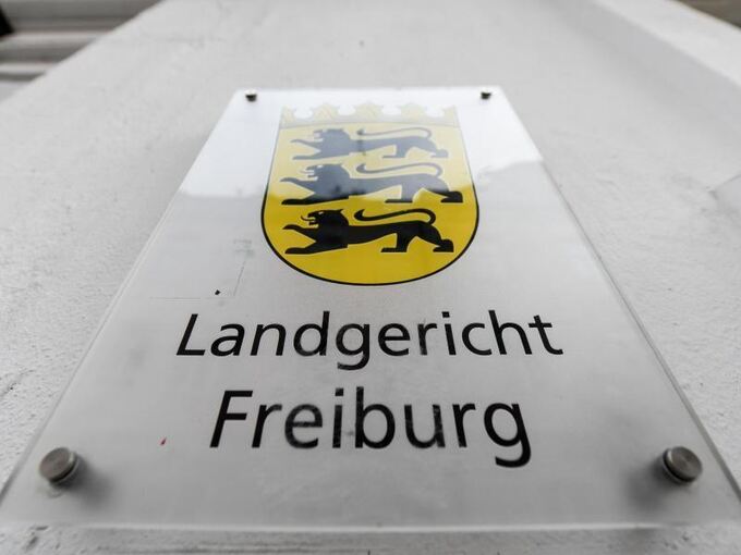 Ein Schild mit der Aufschrift «Landgericht Freiburg»