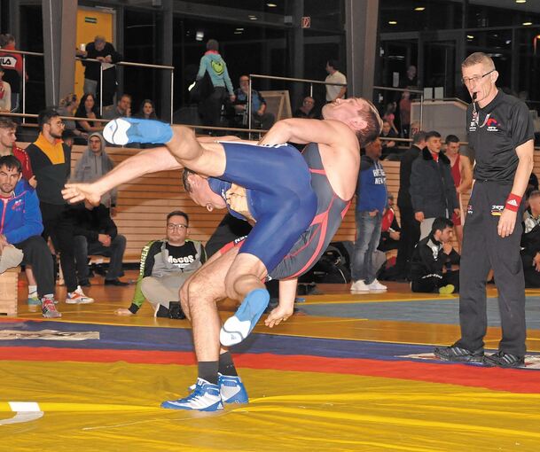 Mit spektakulären Aktionen erkämpft sich Fabio Sax (rotes Trikot) vom RSV Benningen im griechisch-römischen Stil den Titel. Foto: privat / Harald Flick
