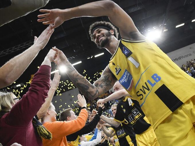 Ludwigsburgs Nick Weiler-Babb (r) feiert mit Zuschauern Ludwigsburgs Nick Weiler-Babb (r) feiert mit Zuschauern