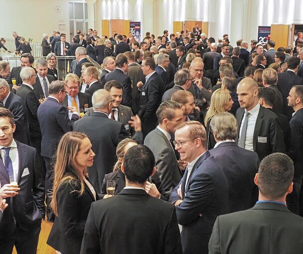 Anregende Gespräche gab es im Foyer, nachdem die Gäste von IHK-Präsident Albrecht Kruse, seiner Vize Nicole Porsch und Prof. Dr. Stefan Micheels (Institut Hohenstein) empfangen worden waren (von links). Hier geben sich gerade Armin Maschke (Geschäfts