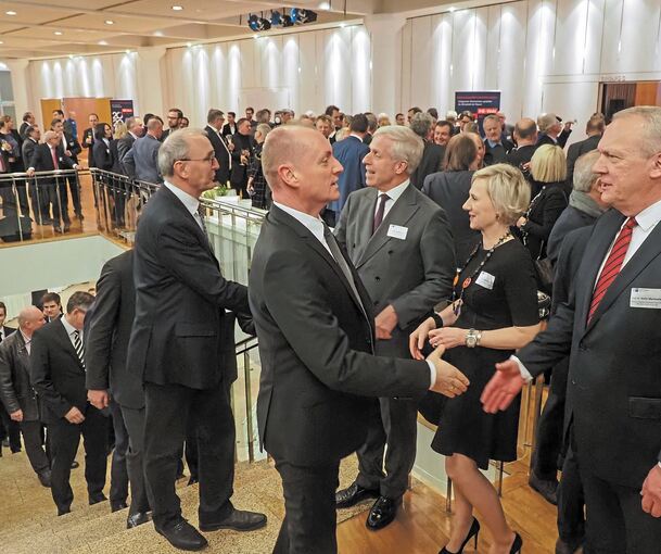 Anregende Gespräche gab es im Foyer, nachdem die Gäste von IHK-Präsident Albrecht Kruse, seiner Vize Nicole Porsch und Prof. Dr. Stefan Micheels (Institut Hohenstein) empfangen worden waren (von links). Hier geben sich gerade Armin Maschke (Geschäfts