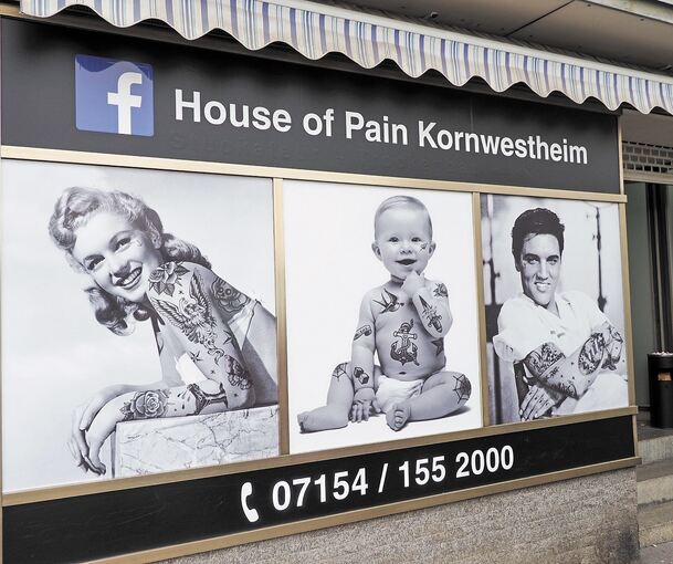 Grund für eine Rüge des Deutschen Werberats: Bild eines tätowierten Kleinkinds im Schaufenster eines Tattoostudios. Foto: Holm Wolschendorf