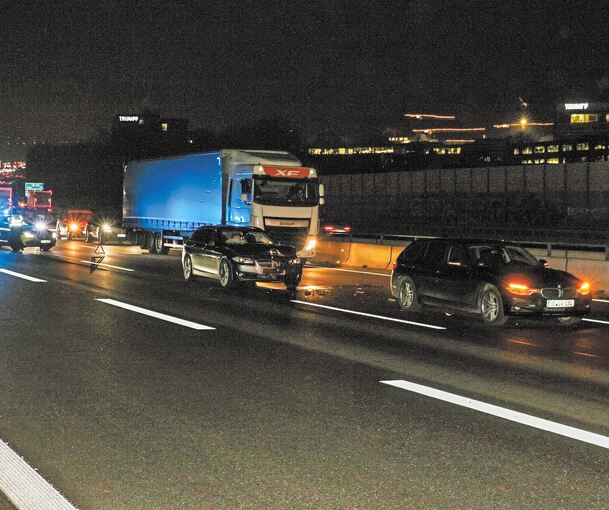 Im Berufsverkehr ist es am Donnerstagabend zwischen dem Autobahndreieck Leonberg und der Anschlussstelle Feuerbach auf Ditzinger Gemarkung zu einem Unfall gekommen. Eine 35-jährige BMW-Fahrerin übersah laut Polizei gegen 18.45 Uhr, dass vor ihr wegen