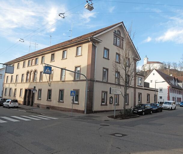 Heilbronner Straße 17 in Vaihingen: Hier sind das Amtsgericht und die Polizei beheimatet. Seit 2018 stehen die Gerichtsräume jedoch leer. Die Renovierung soll erst im kommenden Jahr angegangen werden. Foto: Albert Arning