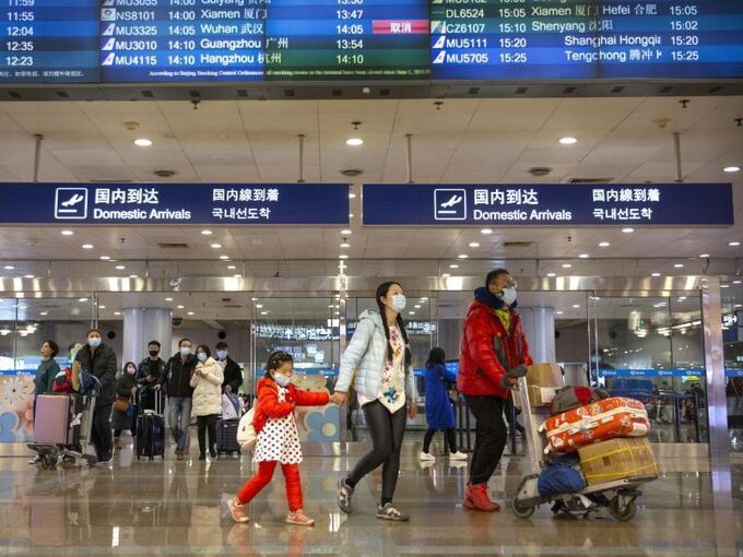 Reisende im Flughafen von Peking