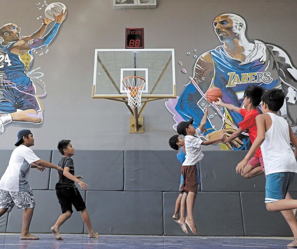 Weltweit ein Star: Kinder spielen auf dem Basketballplatz des „House of Kobe“ nördlich von Manila. Foto: Aaron Favila/dpa