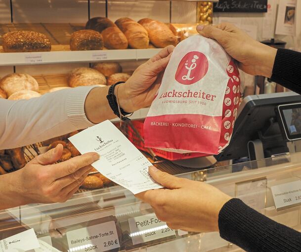 Zu jedem Einkauf einen Bon – das ist seit Jahresbeginn Pflicht. Diese Menge an Kassenzetteln (rechts) kommt zum Beispiel bei der Bäckerei Luckscheiter in der Ludwigsburger Wilhelmstraße an einem Nachmittag zusammen. Fotos: Holm Wolschendorf