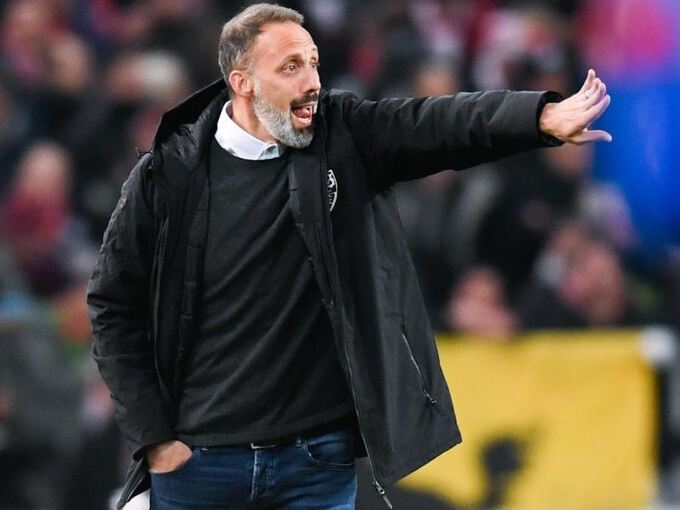 Trainer Pellegrino Matarazzo vom VfB Stuttgart gestikuliert