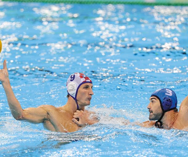 Finale der Olympischen Spiele 2016; Sandro Sukno (links) gewinnt mit Kroatien gegen Serbien Silber. Foto: Panagiotou /dpa