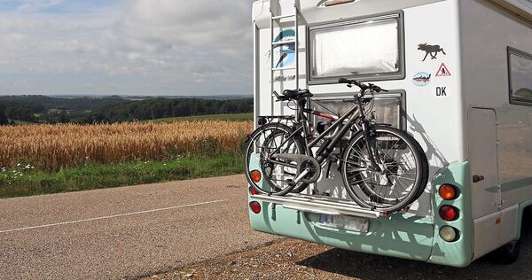 Mit dem Camper oder Auto auf Roadtrip. Auch im Kreis Ludwigsburg gibt es praktische Stellplätze, die sich für eine Rast oder eine kurze Übernachtung eignen.