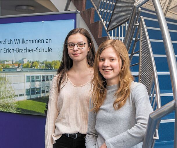 Auch Victoria Möller (links) und Carolin Weißbach haben sich einen Tag in der Erich-Bracher-Schule umgeschaut.Foto: Oliver Bürkle