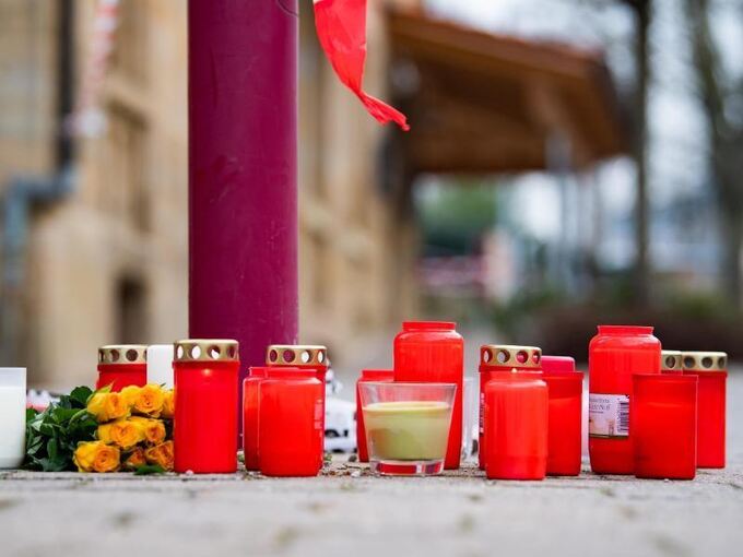 Blumen und Kerzen liegen vor dem Tatort
