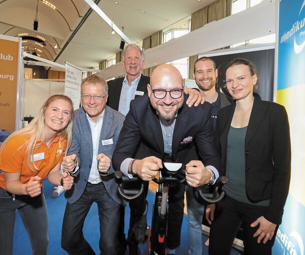 Geben Gas, von links: Stefanie Weippert (Trainerin im Gesundheitszentrum), Verleger Gerhard Ulmer, Gerhard Jeske (Gesundheitszentrum), Rainer Lyhr (AOK), Christian Maron (Verlagsleiter Ungeheuer und Ulmer) und Ulrike Spinner (Leiterin LKZ-Messeabteil