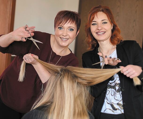 Jana Teubner und Jessica Rupp sind von Beruf Friseurinnen. Die Freundinnen unterstützen den Verein „Die Haarspender“. Foto: Ramona Theiss