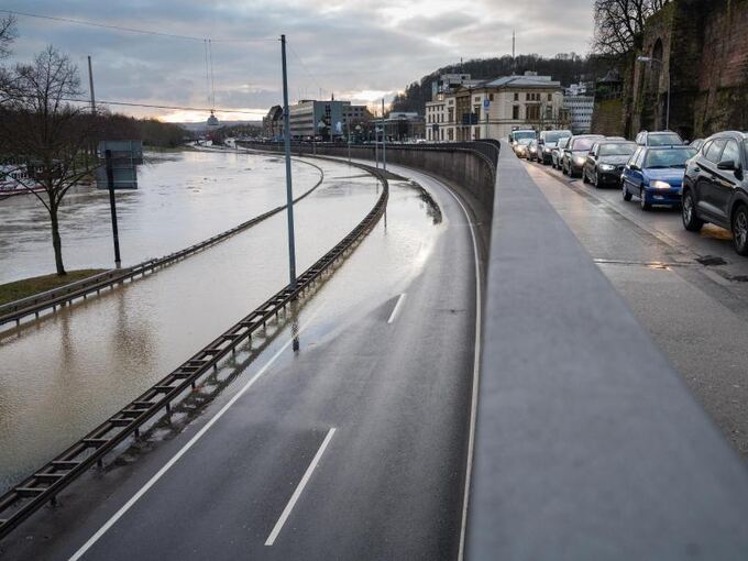 Überschwemmungen und Hochwasser nach Dauerregen im ...