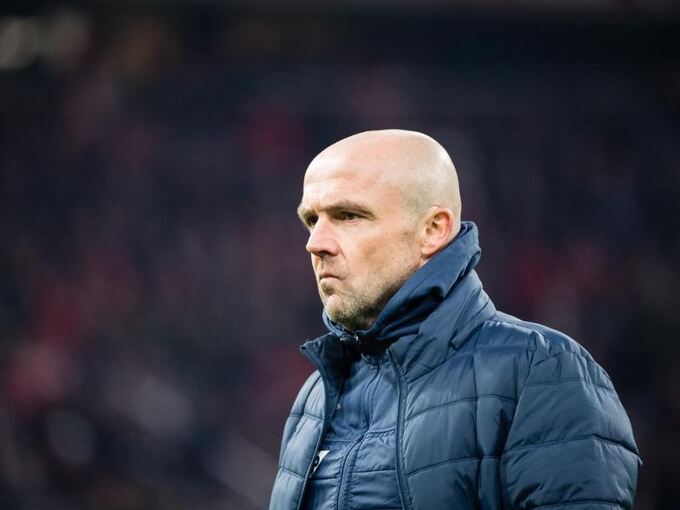 Hoffenheims Trainer Alfred Schreuder steht am Spielfeldrand