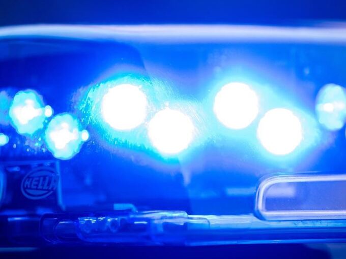 Ein Blaulicht leuchtet an einer Polizeistreife