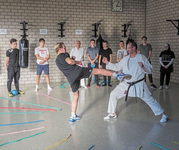 Der Rektor als Kampfsporttrainer: Schulleiter Boris Rupnow und seine Schüler im Karate-Unterricht. Foto: Holm Wolschendorf