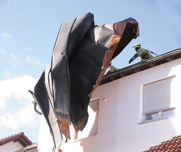 Fliegendes Kupferdach eines Wohnhauses in Bissingen.