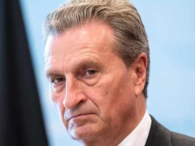 Günther Oettinger schaut ernst in die Kamera