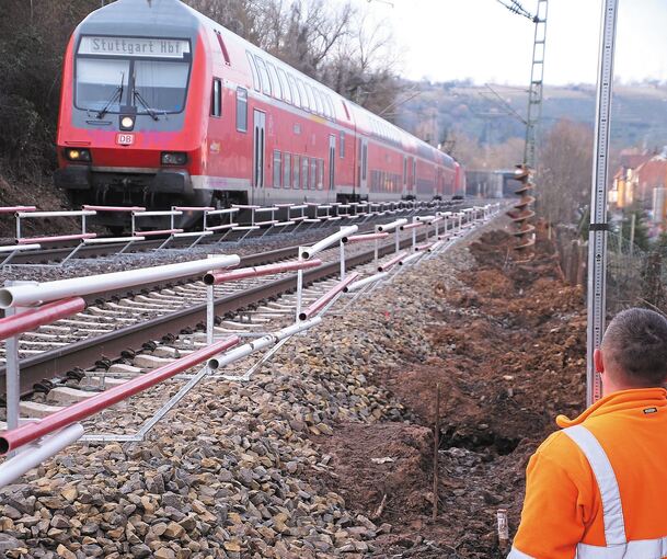 Rein in die Gleise, raus aus den Gleisen: Den vorbeifahrenden Zug beobachtet der Mitarbeiter aus sicherer Entfernung. Foto: Alfred Drossel