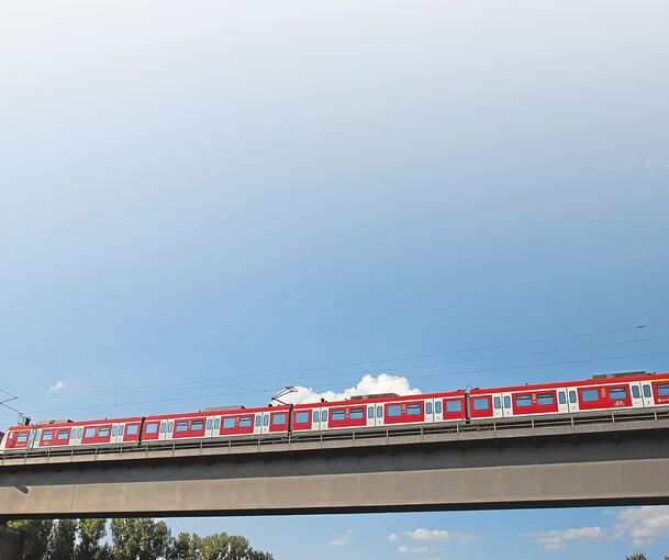 Höhenluft durch günstigere Preise: Vor allem Berufspendler fahren immer öfter S-Bahn. Archivfoto: Holm Wolschendorf