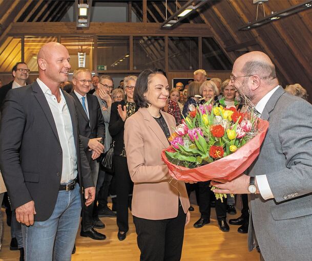 Volker Godel gratuliert seiner Nachfolgerin Simone Haist, die von ihrem Mann Holger, Ex-Schultes von Mundelsheim, begleitet wird. Foto: Oliver Bürkle