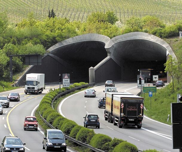 Der Kappelbergtunnel nahe Fellbach ist Vorbild für die so genannte Einhausung, wie sie für den Nord-Ost-Ring geplant ist. Archivfoto: Bernd Weißbrod/dpa