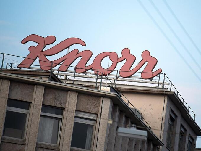 Der Schriftzug von "Knorr" steht auf einem Gebäude