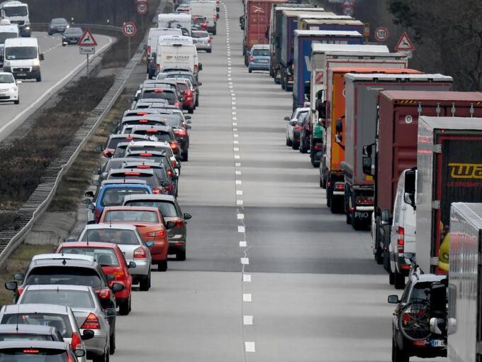 Autofahrer bilden auf der Autobahn eine Rettungsgasse