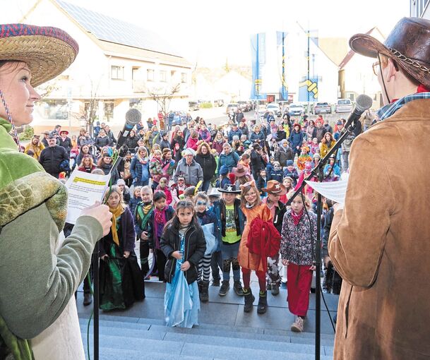 Gegen diese Kindermacht hat der Cowboy Birgit Hannemann (rechts) keine Chance!Fotos: Andreas Becker