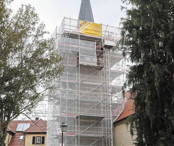 Der 35 Meter hohe Turm der Martinskirche ist komplett eingerüstet. Das Gefach mit den Buchstaben ist historisch und muss erhalten werden. Bei der Verzierung muss man sehen, wie das Holz dahinter aussieht. Die Gefache an der Westseite sind entfernt, e