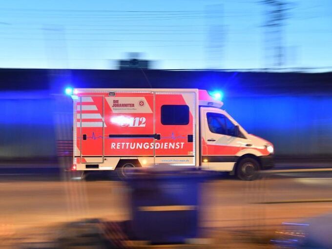 Ein Rettungswagen fährt mit Blaulicht über eine Straße