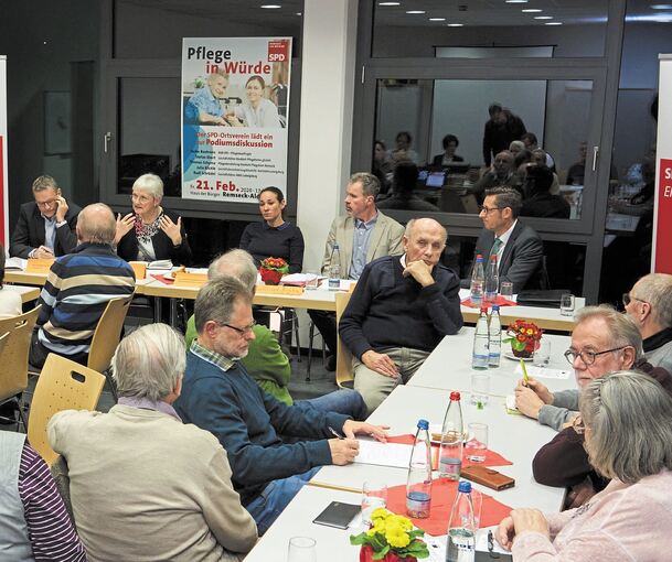 Heike Baehrens (2.v.l.) wirbt für das Pflegepersonalstärkungsgesetz. Foto: Andreas Becker