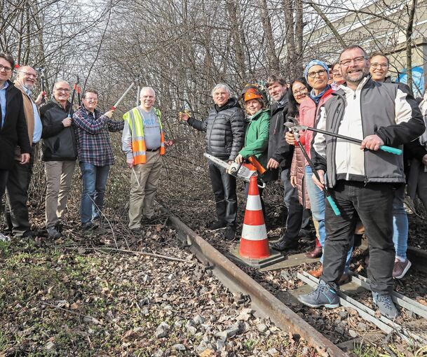 Mit Heckenscheren legen die Interessenvertreter symbolisch einen Bahnübergang frei. Foto: Ramona Theiss