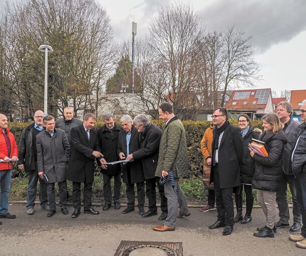 Die vier Landtagsabgeordneten Konrad Epple (CDU), Hans-Peter Behrens (Grüne), Jürgen Walter (Grüne) und Andreas Kenner (SPD) mit einem Lageplan. Rechts daneben Oberbürgermeister Matthias Knecht.Fotos: Holm Wolschendorf