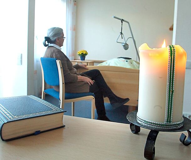 Hospizgruppen begleiten Kranke, aber auch Angehörige und bilden oft eine wichtige Stütze. Symbolfoto: Alfred Drossel